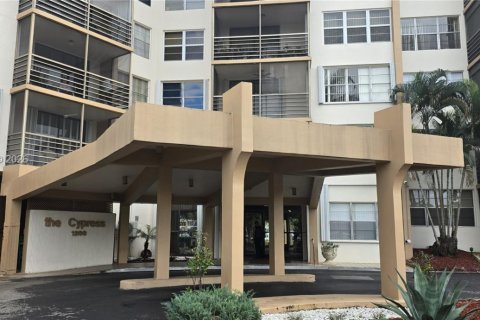 Condo in Pembroke Pines, Florida, 2 bedrooms  № 2021874 - photo 2