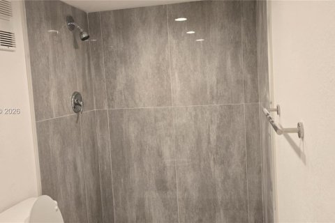 Condo in Pembroke Pines, Florida, 2 bedrooms  № 2021874 - photo 10