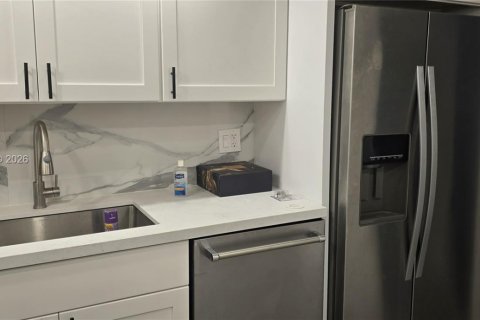 Condo in Pembroke Pines, Florida, 2 bedrooms  № 2021874 - photo 7