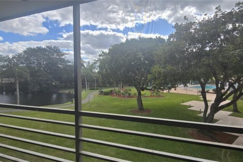 Condo in Pembroke Pines, Florida, 2 bedrooms  № 2021874 - photo 14
