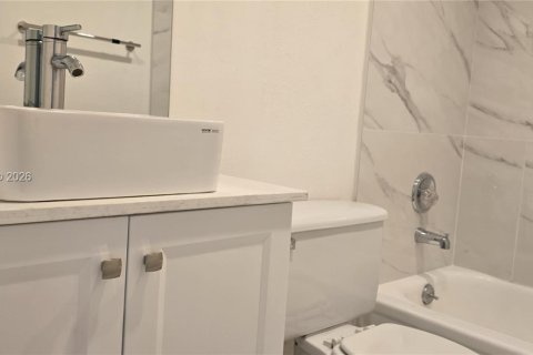 Condo in Pembroke Pines, Florida, 2 bedrooms  № 2021874 - photo 12