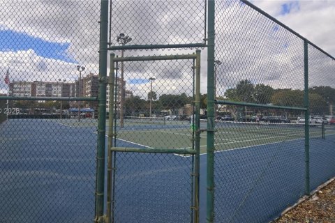 Condo in Pembroke Pines, Florida, 2 bedrooms  № 2021874 - photo 21