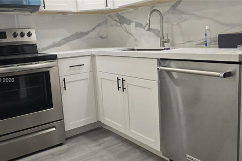 Condo in Pembroke Pines, Florida, 2 bedrooms  № 2021874 - photo 5