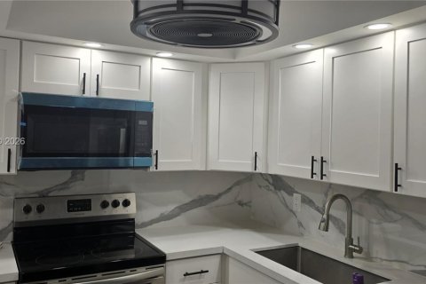 Condo in Pembroke Pines, Florida, 2 bedrooms  № 2021874 - photo 6