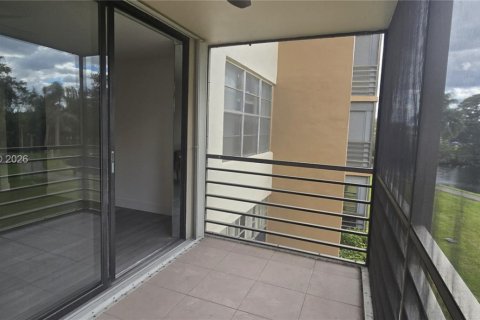 Condo in Pembroke Pines, Florida, 2 bedrooms  № 2021874 - photo 15