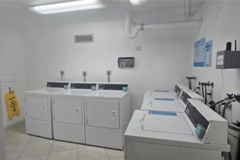 Condo in Pembroke Pines, Florida, 2 bedrooms  № 2021874 - photo 16