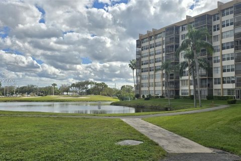 Condo in Pembroke Pines, Florida, 2 bedrooms  № 2021874 - photo 19