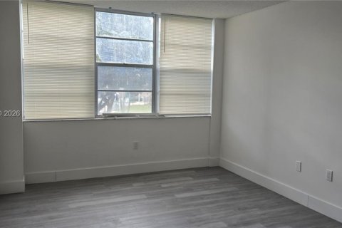 Condo in Pembroke Pines, Florida, 2 bedrooms  № 2021874 - photo 8