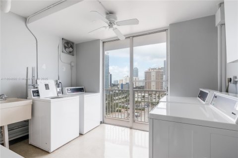 Condo in Hallandale Beach, Florida, 1 bedroom  № 1959474 - photo 24