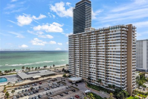 Condo in Hallandale Beach, Florida, 1 bedroom  № 1959474 - photo 3