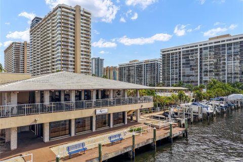 Condo in Hallandale Beach, Florida, 1 bedroom  № 1959474 - photo 10