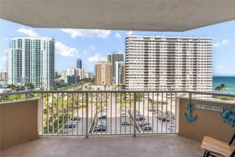 Condo in Hallandale Beach, Florida, 1 bedroom  № 1959474 - photo 16