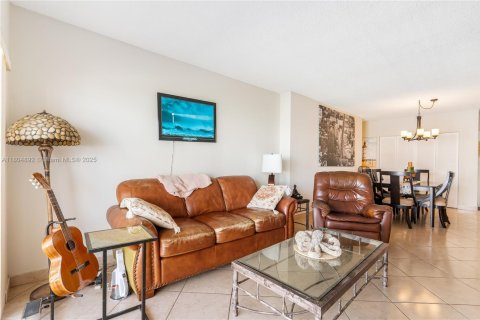 Condo in Hallandale Beach, Florida, 1 bedroom  № 1959474 - photo 14