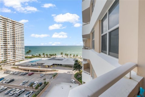 Condo in Hallandale Beach, Florida, 1 bedroom  № 1959474 - photo 18
