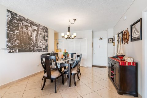 Condo in Hallandale Beach, Florida, 1 bedroom  № 1959474 - photo 12