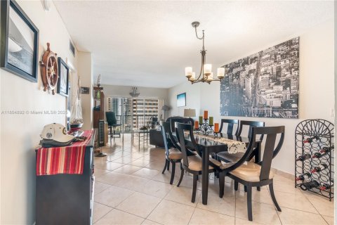 Condo in Hallandale Beach, Florida, 1 bedroom  № 1959474 - photo 11