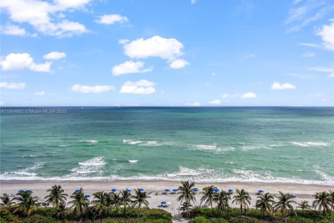 Condo in Hallandale Beach, Florida, 1 bedroom  № 1959474 - photo 1