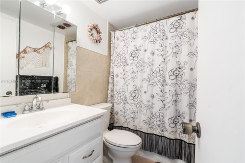 Condo in Hallandale Beach, Florida, 1 bedroom  № 1959474 - photo 21