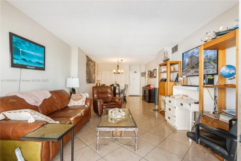 Condo in Hallandale Beach, Florida, 1 bedroom  № 1959474 - photo 15