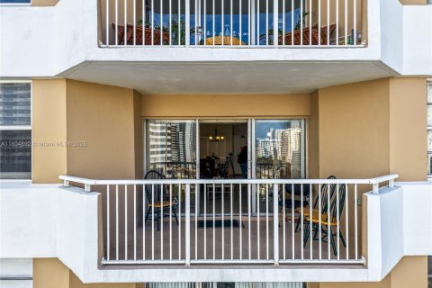 Condo in Hallandale Beach, Florida, 1 bedroom  № 1959474 - photo 2
