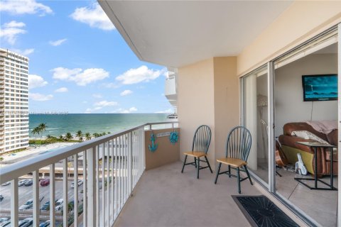 Condo in Hallandale Beach, Florida, 1 bedroom  № 1959474 - photo 17