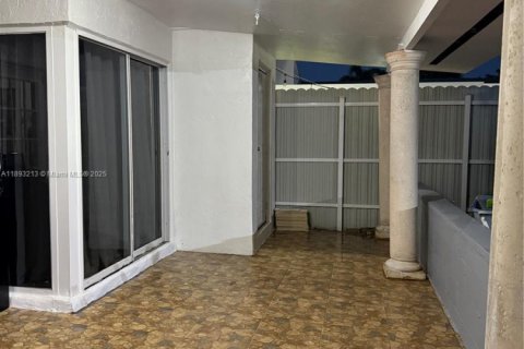 Купить виллу или дом в Майами, Флорида 3 спальни, 108.42м2, № 1945230 - фото 9