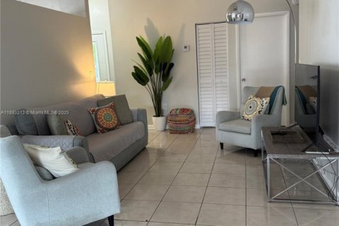 Купить виллу или дом в Майами, Флорида 3 спальни, 108.42м2, № 1945230 - фото 8