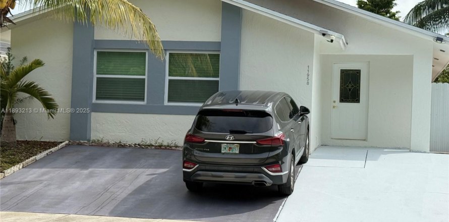 Дом в Майами, Флорида 3 спальни, 108.42м2 № 1945230