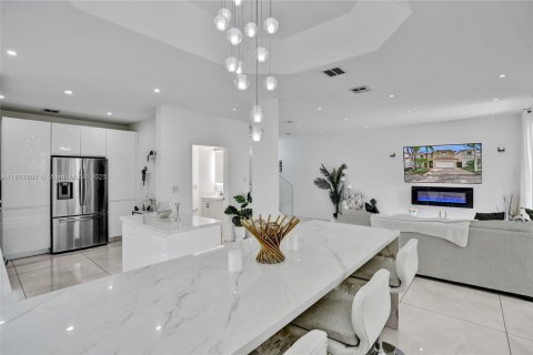 House in Doral, Florida 4 bedrooms, 195.56 sq.m. № 1774447 - photo 13