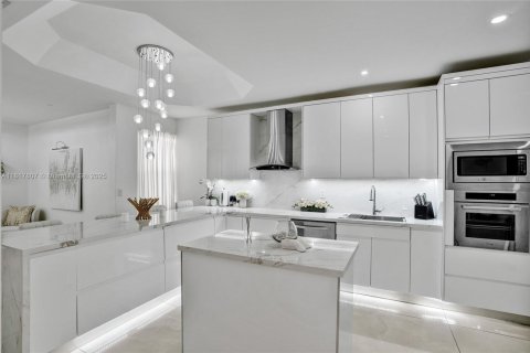 House in Doral, Florida 4 bedrooms, 195.56 sq.m. № 1774447 - photo 11