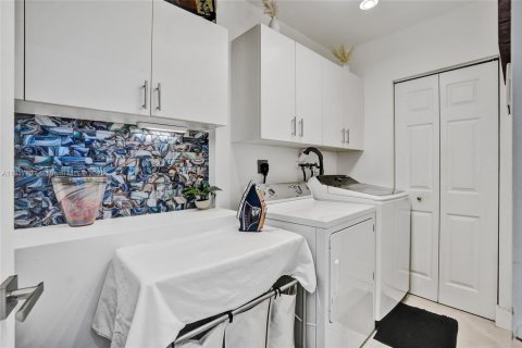House in Doral, Florida 4 bedrooms, 195.56 sq.m. № 1774447 - photo 18