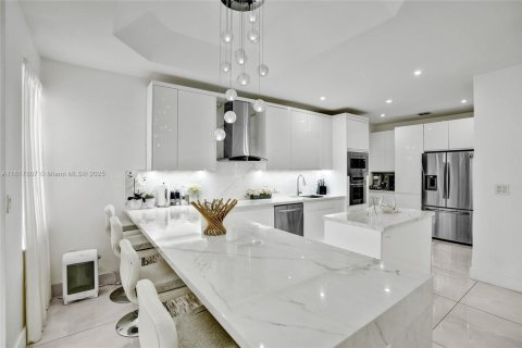 House in Doral, Florida 4 bedrooms, 195.56 sq.m. № 1774447 - photo 12