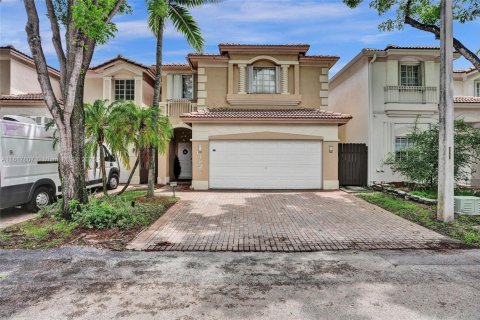 House in Doral, Florida 4 bedrooms, 195.56 sq.m. № 1774447 - photo 1
