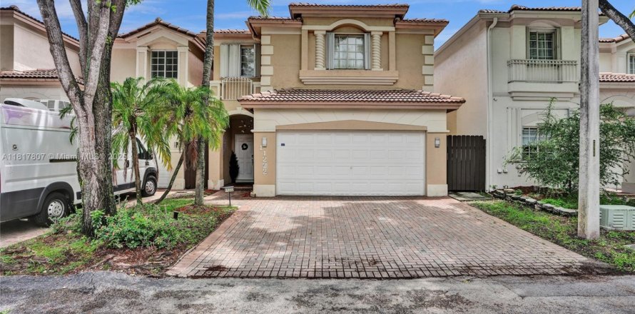 House in Doral, Florida 4 bedrooms, 195.56 sq.m. № 1774447