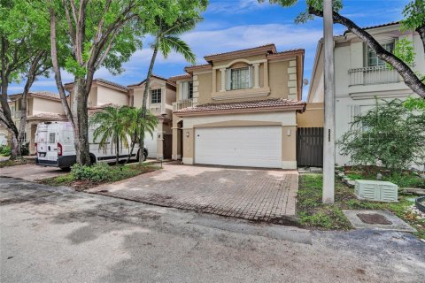 House in Doral, Florida 4 bedrooms, 195.56 sq.m. № 1774447 - photo 3