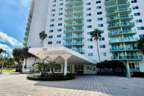 Condo in Sunny Isles Beach, Florida, 1 bedroom  № 2042126 - photo 17