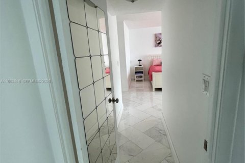 Снять в аренду кондоминиум в Холливуд, Флорида 2 спальни, 164.25м2, № 2077149 - фото 24