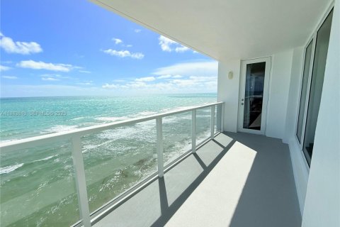 Condominio en Hollywood, Florida, 2 dormitorios  № 2077149