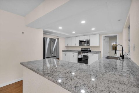 Propiedad comercial en venta en Saint Petersburg, Florida, 10 dormitorios, 390 m2 № 1770900 - foto 9