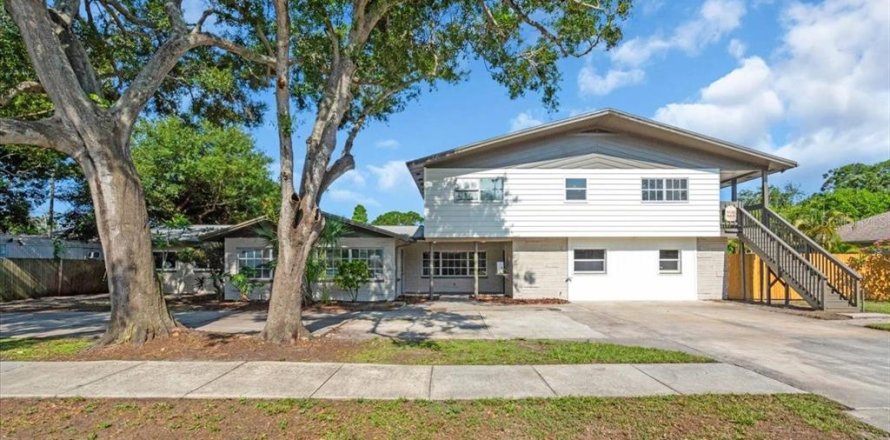 Propiedad comercial en Saint Petersburg, Florida 10 dormitorios, 390 m2 № 1770900