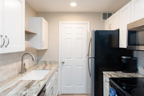 Condo in Sarasota, Florida, 2 bedrooms  № 1662547 - photo 8