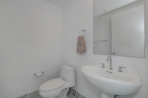 Condominio en venta en Miami, Florida, 3 dormitorios, 280.56 m2 № 2056758 - foto 26