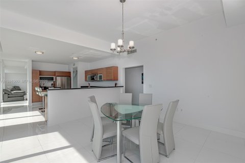 Condominio en venta en Miami, Florida, 3 dormitorios, 280.56 m2 № 2056758 - foto 14
