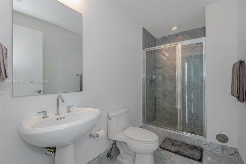 Condominio en venta en Miami, Florida, 3 dormitorios, 280.56 m2 № 2056758 - foto 25