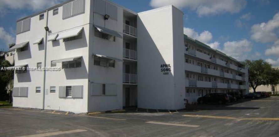 Кондоминиум с 2 спальнями в Халландейл-Бич, Флорида № 2036257