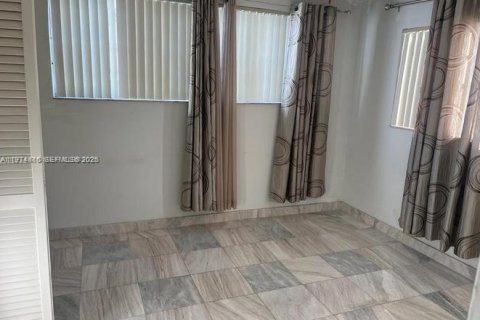 Снять в аренду кондоминиум в Халландейл-Бич, Флорида 2 спальни, 109.81м2, № 2036257 - фото 22