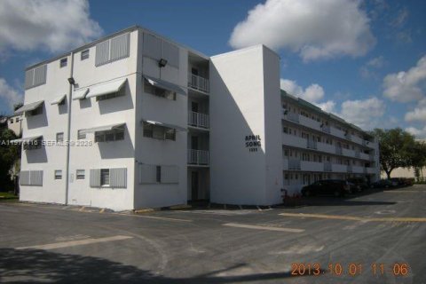 Снять в аренду кондоминиум в Халландейл-Бич, Флорида 2 спальни, 109.81м2, № 2036257 - фото 2