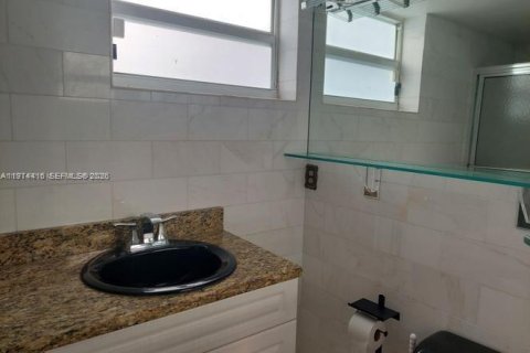 Снять в аренду кондоминиум в Халландейл-Бич, Флорида 2 спальни, 109.81м2, № 2036257 - фото 29