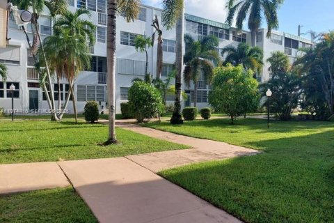 Снять в аренду кондоминиум в Халландейл-Бич, Флорида 2 спальни, 109.81м2, № 2036257 - фото 8