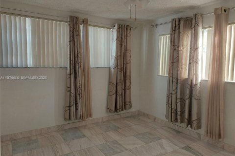 Снять в аренду кондоминиум в Халландейл-Бич, Флорида 2 спальни, 109.81м2, № 2036257 - фото 14